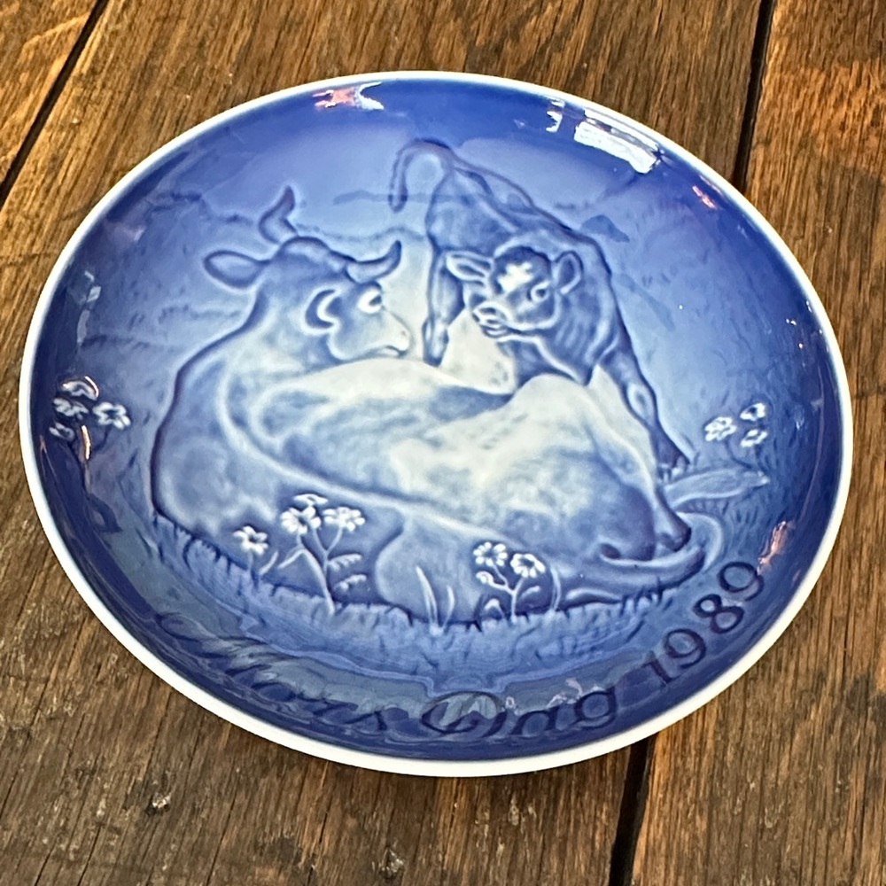 Vintage 1989 Royal Copenhagen Mothers Day Plate Cow Calf Blue Danish Porcelain